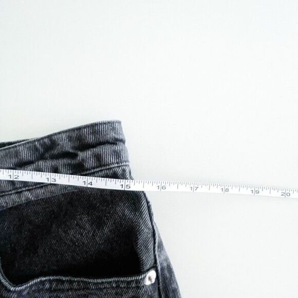 LOST IN LUNAR // The George Shorts // crafted from a 100% cotton denim // Size 8 - Picture 13 of 16